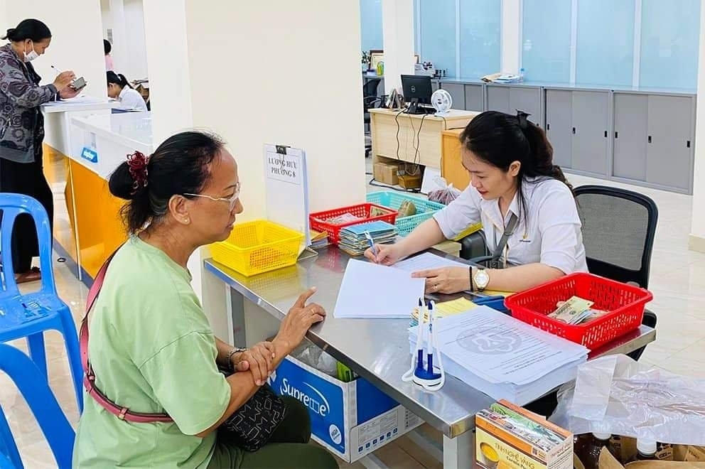Tư vấn chính sách BHXH, BHYT đến với người dân. Ảnh: Nguyễn Tú