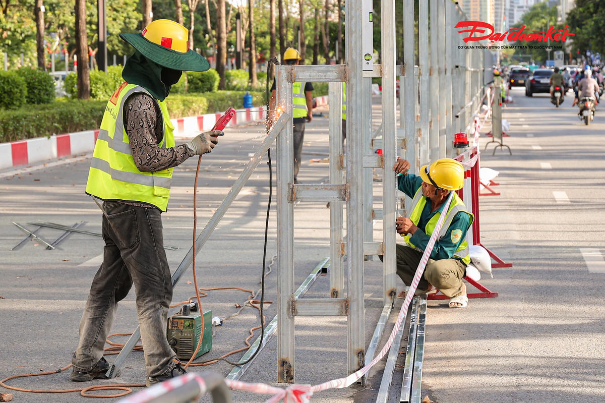 Theo phương án được phê duyệt, khu vực thi công ga S1 sẽ thực hiện rào chắn cố định dải phân cách giữa cùng toàn bộ phần mặt đường phía giáp sân vận động Quần Ngựa trên tuyến Văn Cao. Phạm vi rào chắn có chiều dài khoảng 476m, bề rộng từ 20 đến 40m.