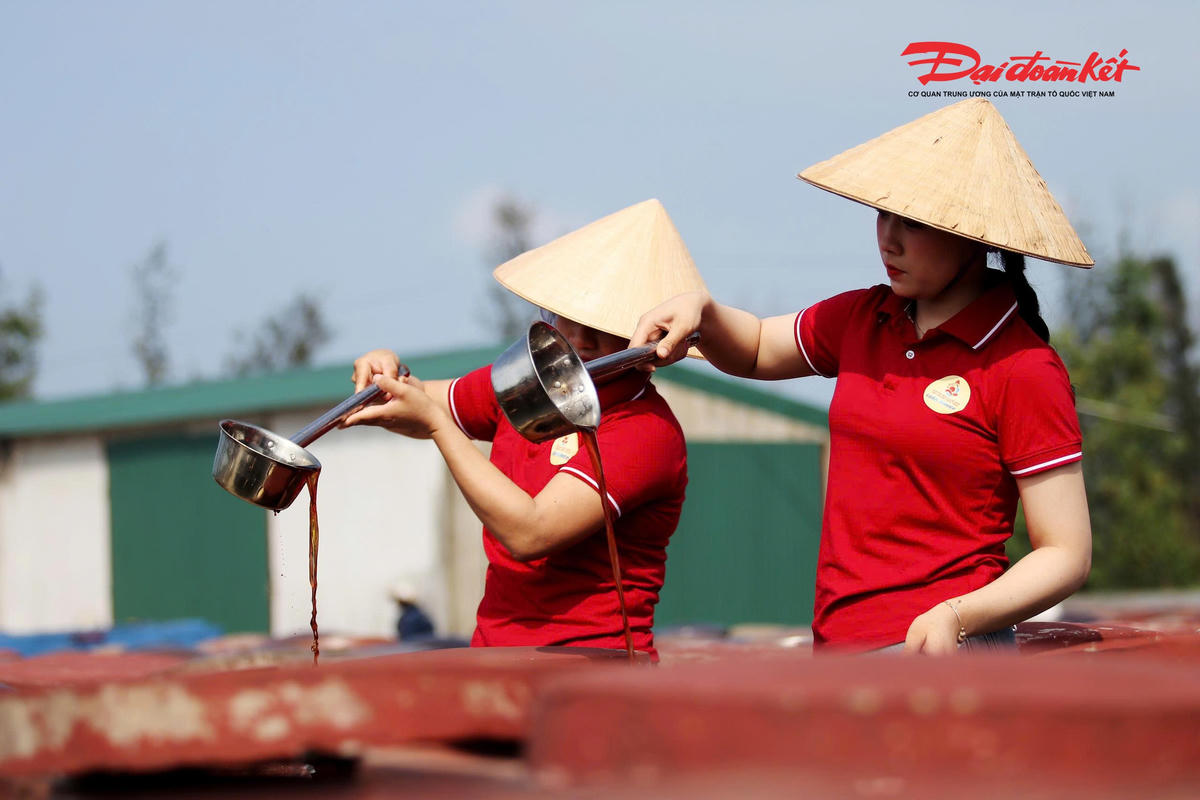 Chắt chiu tưng giọt nước mắm để tạo nên thương hiệu OCOP 5 sao. Ảnh: HN.