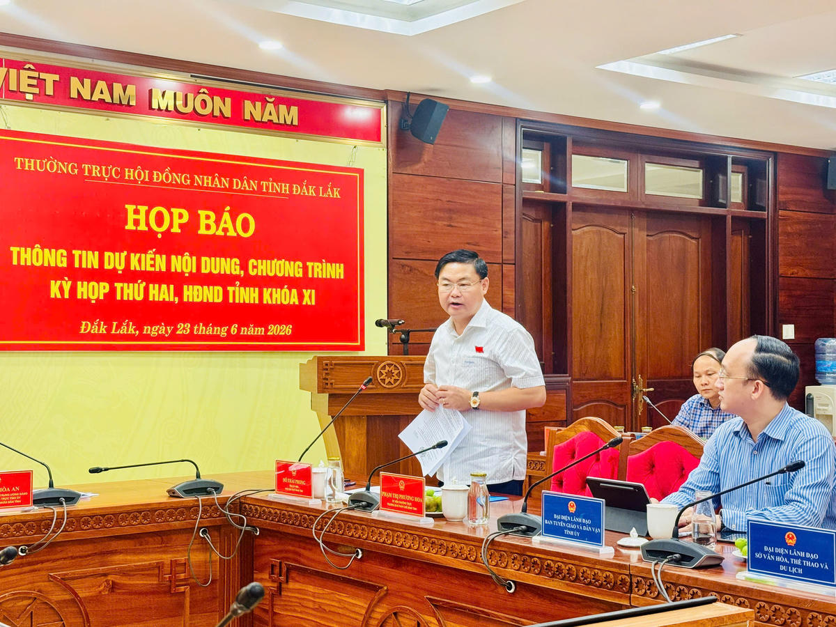 Lãnh đạo HĐND tỉnh trả lời câu hỏi của báo chí. Ảnh: Thanh Nga.