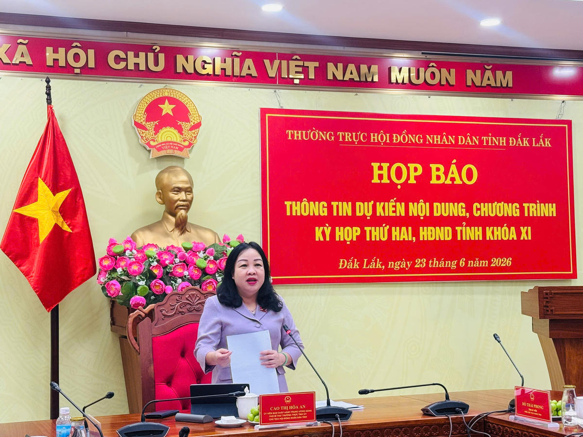 Bà Cao Thị Hòa An, Ủy viên Trung ương Đảng, Phó Bí thư Thường trực Tỉnh ủy, Chủ tịch HĐND tỉnh Đắk Lắk phát biểu khai mạc họp báo. Ảnh: Thanh Nga.