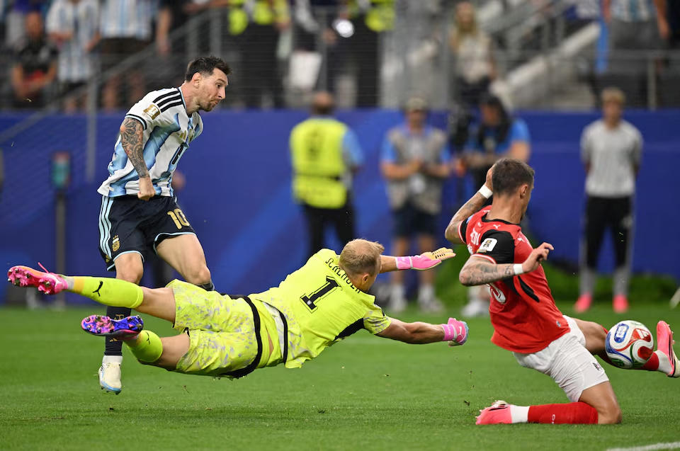 Khoảnh khắc Messi ghi bàn thắng mở tỷ số trận đấu. Nguồn: Reuters.