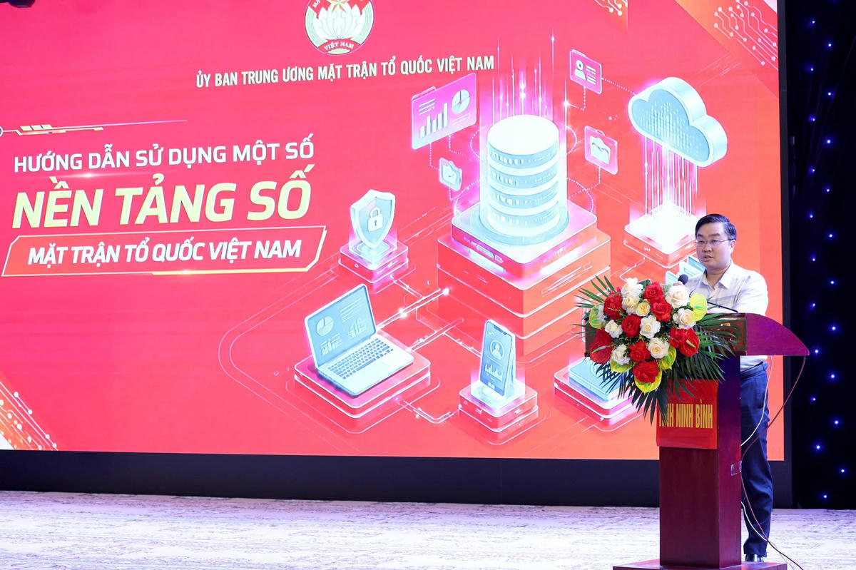 Ông Nguyễn Bá Cát - Phó Chánh Văn phòng kiêm Trưởng phòng chuyển đổi số UBTƯ MTTQ Việt Nam hướng dẫn cán bộ Mặt trận sử dụng một số nền tảng số. Ảnh: Đình Minh