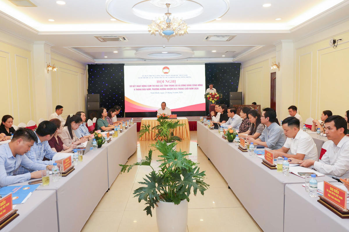 Phó Chủ tịch UBTƯ MTTQ Việt Nam Hoàng Công Thủy chủ trì hội nghị sơ kết hoạt động 6 tháng đầu năm của cụm thi đua các tỉnh trung du và đồng bằng sông Hồng. Ảnh: Đình Minh.