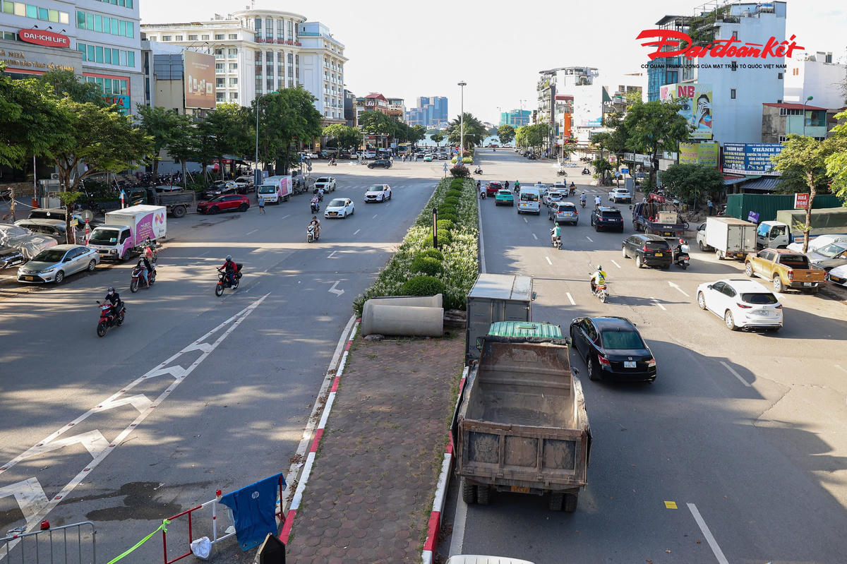 Sau khi điều chỉnh mặt bằng giao thông, chiều đường hướng Nguyễn Chí Thanh còn khoảng 10,25m mặt đường, tương ứng 3 làn xe; chiều hướng Hồ Tây còn khoảng 7m mặt đường, tương ứng 2 làn xe.