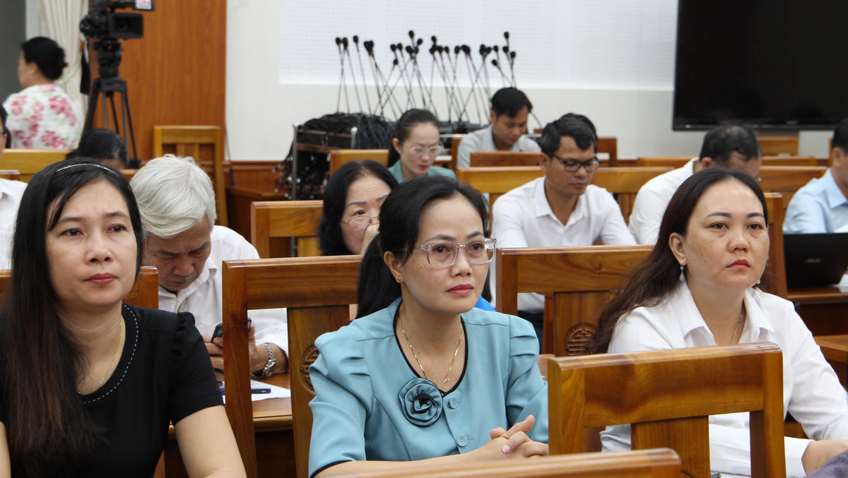 Các vị lãnh đạo và các đại biểu dự Hội nghị. Ảnh: Q.Đ.