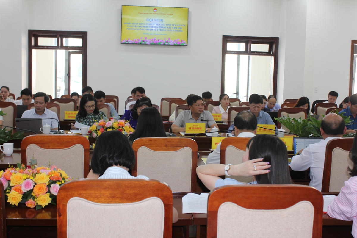 Các đại biểu tham dự hội nghị.