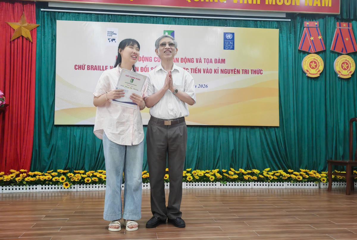 Ban Tổ chức trao giải Nhất Cuộc thi thuyết trình “Hành trình chinh phục tri thức, vươn tới tương lai”.