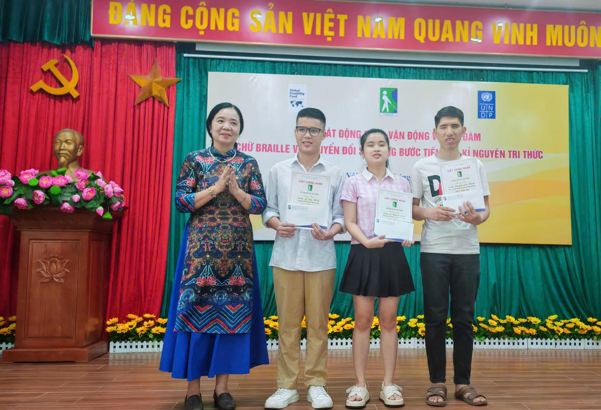 Ban Tổ chức trao giải Ba Cuộc thi thuyết trình “Hành trình chinh phục tri thức, vươn tới tương lai”.