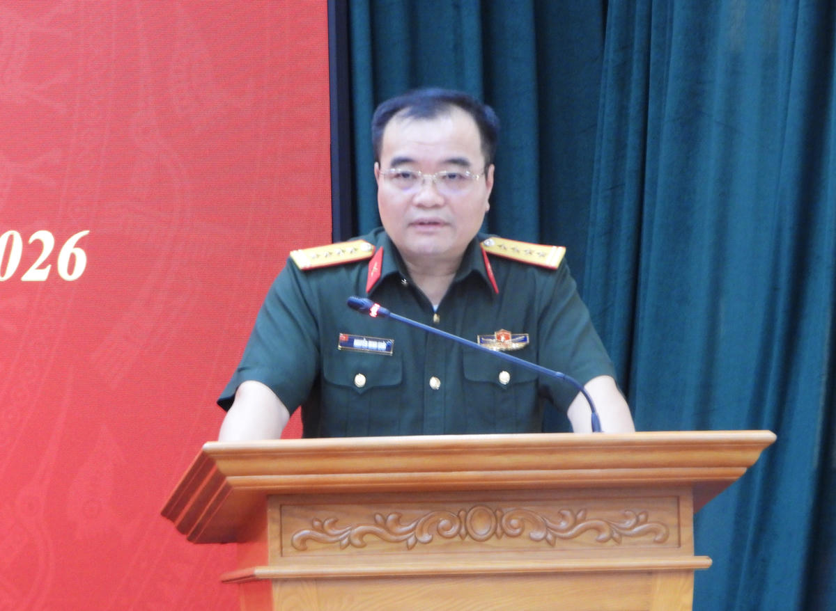 Đại tá Nguyễn Minh Khôi, Phó Chính ủy Bộ CHQS tỉnh Tuyên Quang thông tin về việc triển khai Chiến dịch 500 ngày đêm đẩy mạnh thực hiện tìm kiếm, quy tập và xác định danh tính hài cốt liệt sĩ. Ảnh: Đ.S.