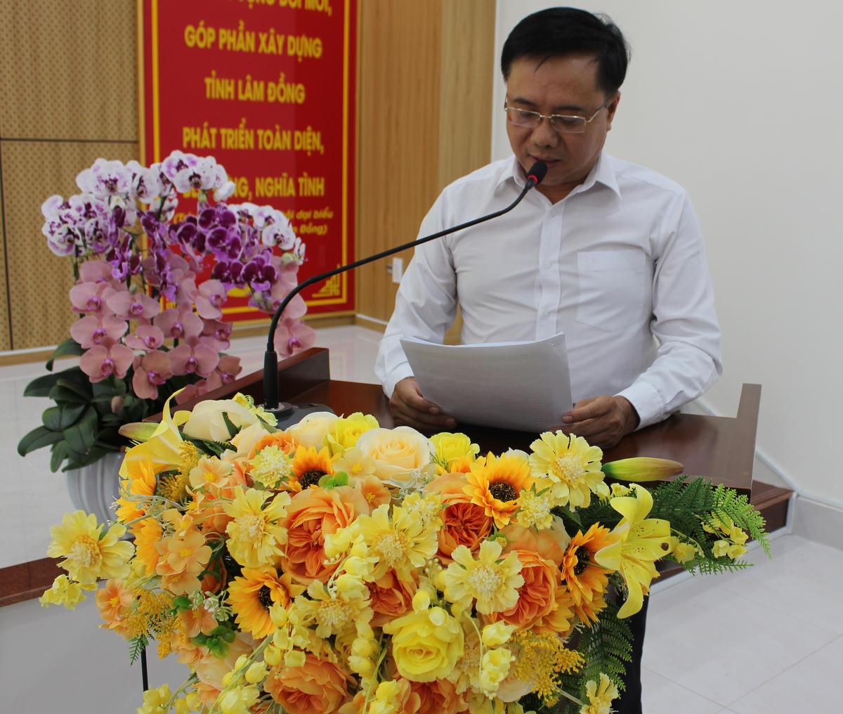Ông Nguyễn Trung Dũng, Phó Chủ tịch Ủy ban MTTQ Việt Nam tỉnh Khánh Hòa, phát biểu tham luận tại hội nghị.