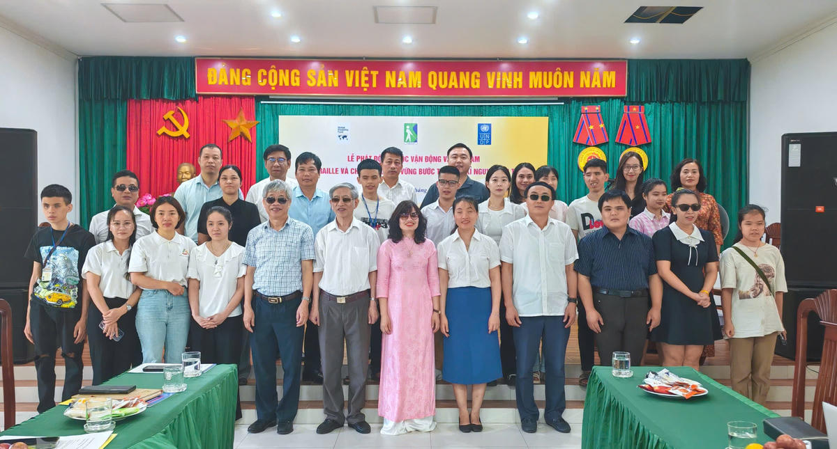 Các đại biểu chụp ảnh lưu niệm.