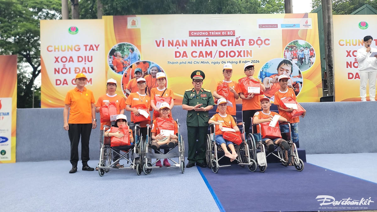 Hoạt động đi bộ đồng hành vì nạn nhân da cam/dioxin tại TP Hồ Chí Minh. Ảnh: Hồng Phúc.