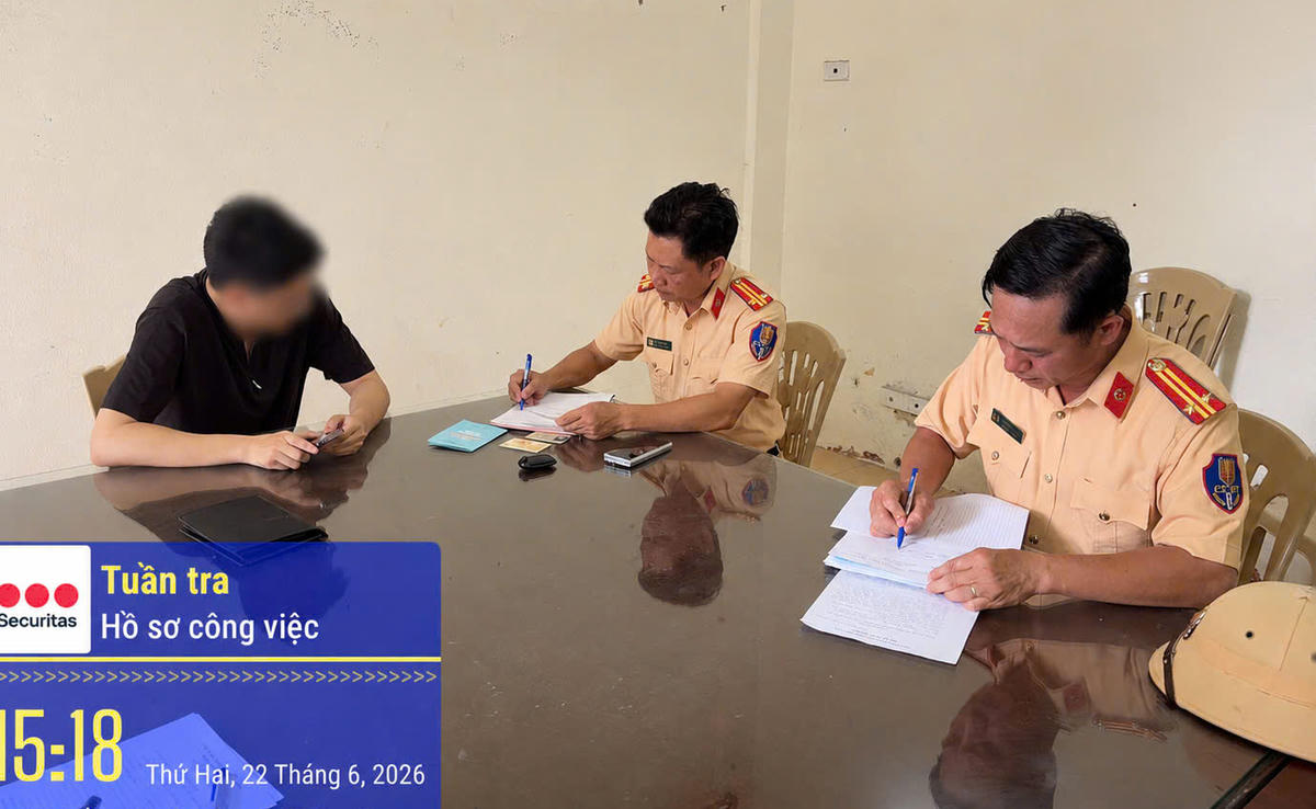 Lực lượng Cảnh sát giao thông lập biên bản vi phạm hành chính.