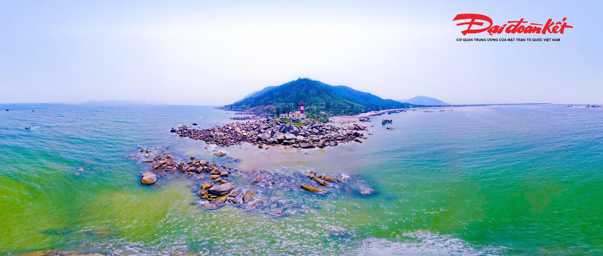 Ngọn hải đăng Cửa Nhượng. Ảnh: CK.
