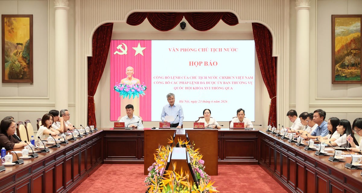 Phó Chủ nhiệm Văn phòng Chủ tịch nước Cấn Đình Tài công bố các Lệnh của Chủ tịch nước.