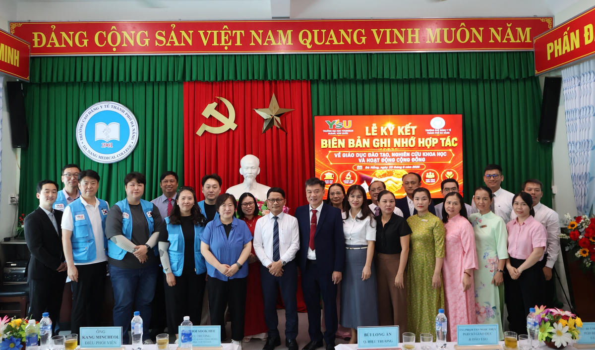 Cán bộ, thầy, cô giáo cùng sinh viên Trường Cao đẳng Y tế TP Đà Nẵng và Trường Đại học Youngsan chụp ảnh lưu niệm. Ảnh: NT.