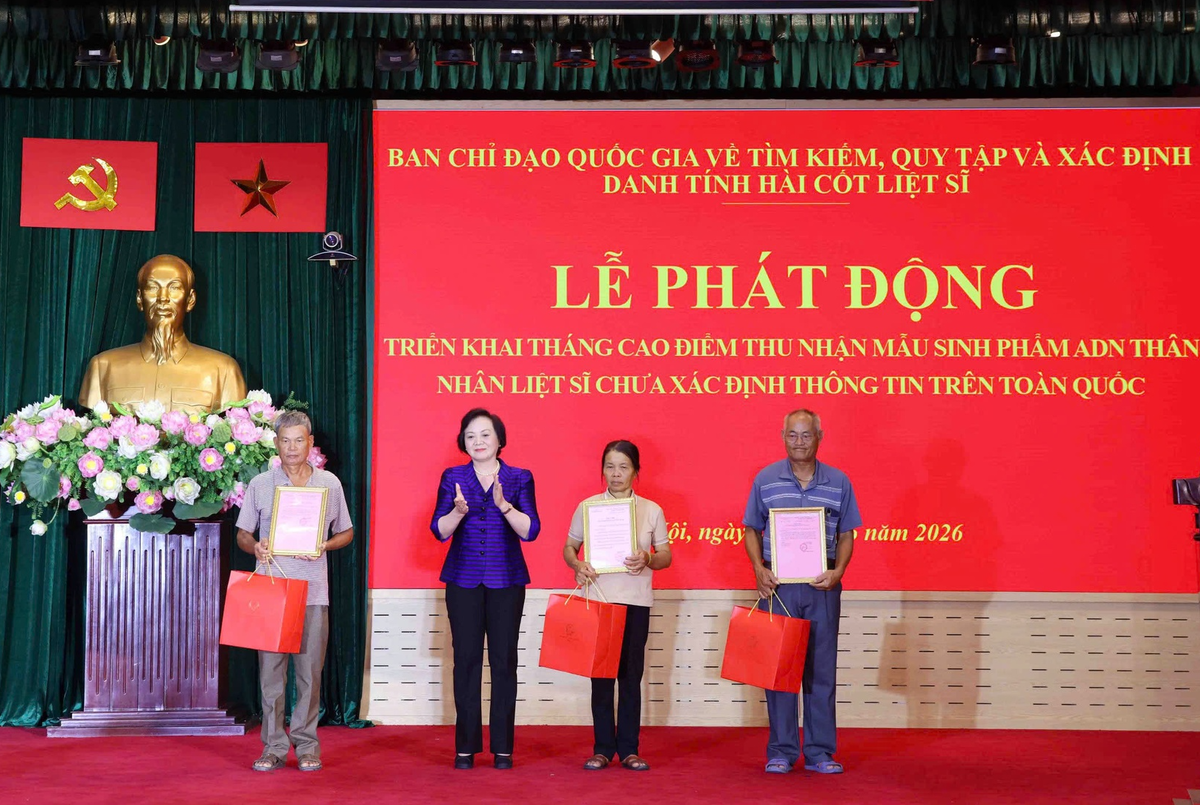 Phó Thủ tướng Phạm Thị Thanh Trà trao Thông báo kết quả giám định ADN hài cốt liệt sĩ cho thân nhân liệt sĩ - Ảnh: Thu Giang