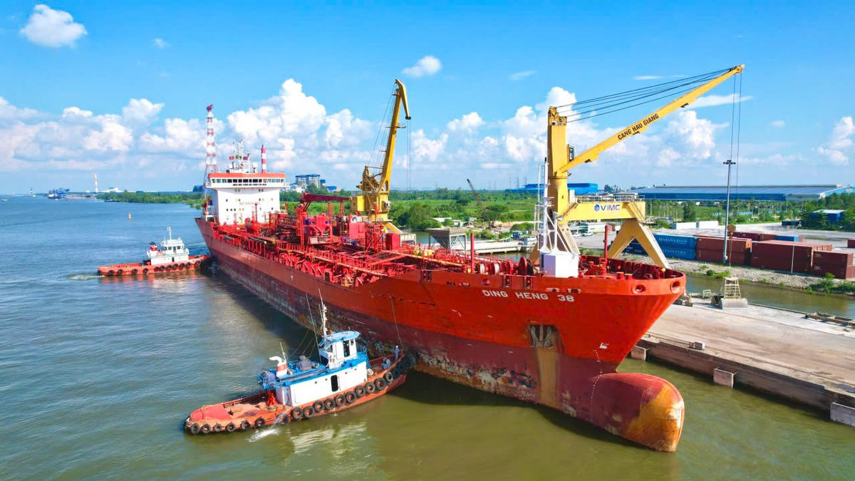 ĐBSCL còn những điểm nghẽn lớn về kết cấu hạ tầng đối với vận tải thủy nội địa. Ảnh CK