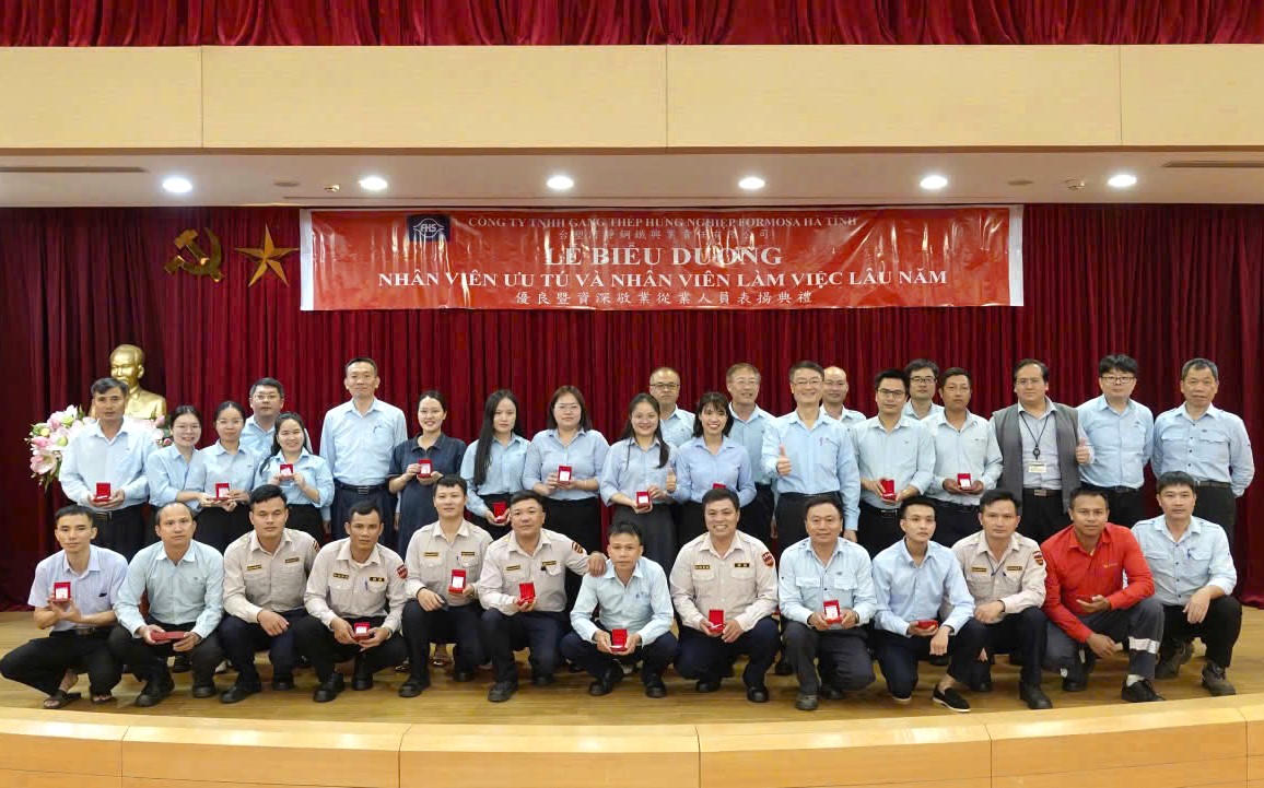 Lãnh đạo FHS vinh danh, tri ân người lao động có thời gian công tác từ 5 đến 15 năm. Ảnh: HH.
