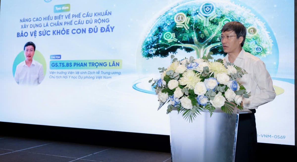 GS.TS.BS Phan Trọng Lân – Viện trưởng Viện Vệ sinh Dịch tễ Trung ương, Chủ tịch Hội Y học Dự phòng Việt Nam phát biểu tại tọa đàm. Ảnh: P.M