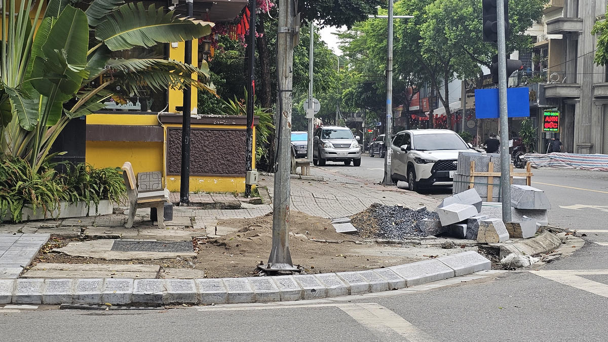 Lát đá vỉa hè ở phường Hà Đông, Hà Nội: Thi công tiềm ẩn nguy cơ mất an toàn