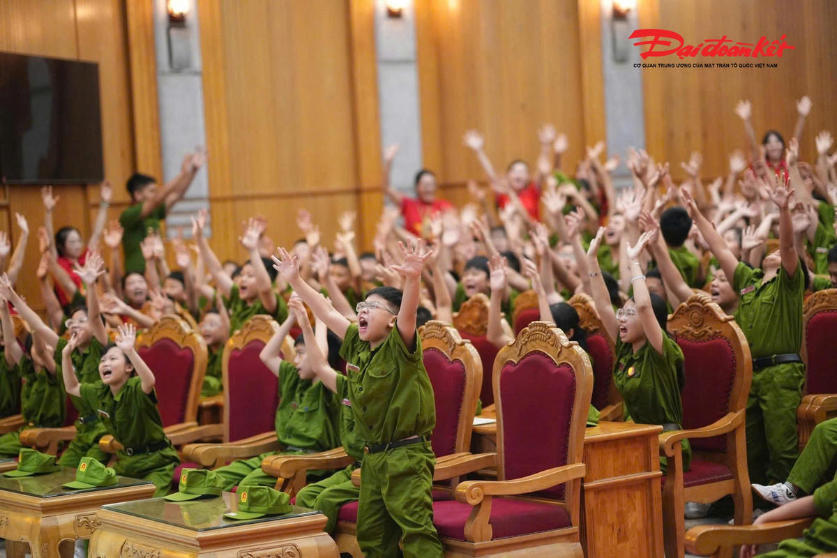 Hơn 300 em học sinh hào hứng tham gia phần hỏi đáp, tìm hiểu kiến thức về an toàn giao thông.