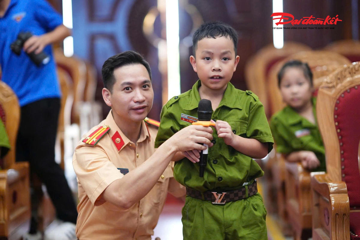 Nhiều tình huống giao thông gần gũi với lứa tuổi học sinh được đưa ra để các em cùng thảo luận và xử lý.
