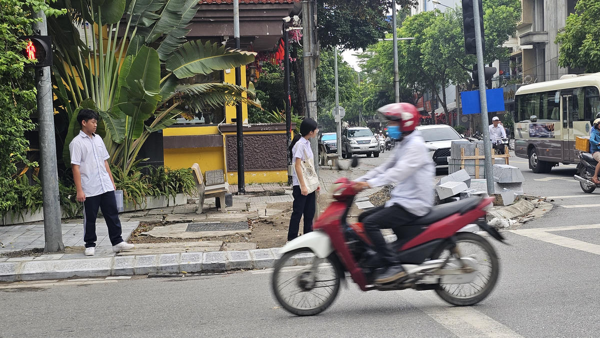Lát đá vỉa hè ở phường Hà Đông, Hà Nội: Thi công tiềm ẩn nguy cơ mất an toàn
