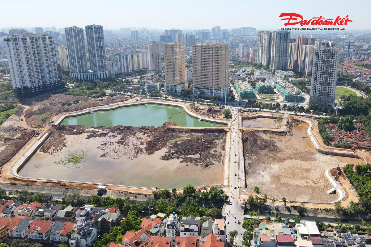 Những ngày cuối tháng 6, trên công trường dự án hồ điều hòa Mễ Trì (hồ Đồng Bông 2), các đơn vị thi công đang tập trung nhân lực, máy móc để hoàn thiện những hạng mục cuối cùng, bảo đảm tiến độ hoàn thành trước ngày 30/6 theo kế hoạch.