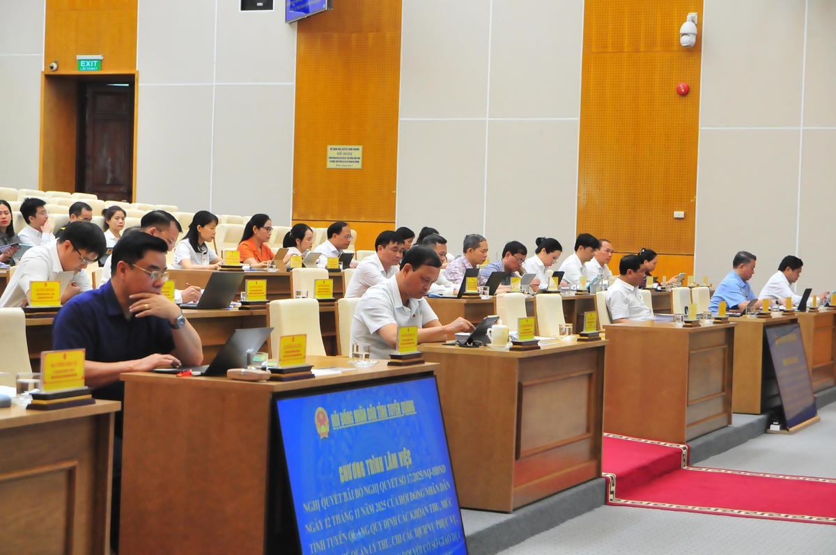 Các đại biểu tham dự kỳ họp.