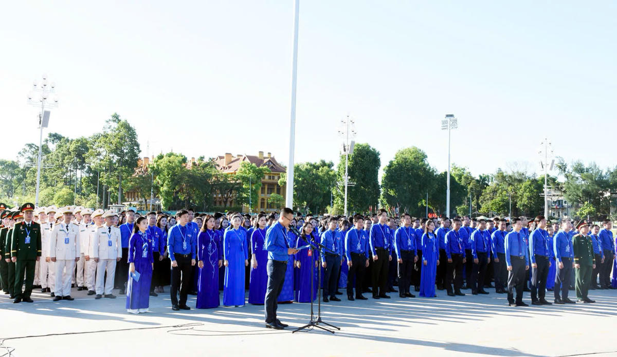Ông Phạm Quang Thắng, Bí thư Đoàn Ban quản lý Khu nông nghiệp công nghệ cao TP.HCM thay mặt các đại biểu báo công với Chủ tịch Hồ Chí Minh.