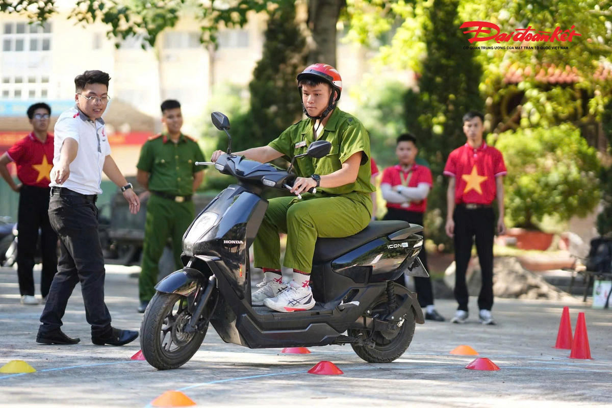 Việc kết hợp giữa tuyên truyền pháp luật với các hoạt động trải nghiệm thực tế giúp học sinh dễ tiếp thu kiến thức, nâng cao ý thức tự giác chấp hành pháp luật và hình thành văn hóa giao thông an toàn từ sớm.