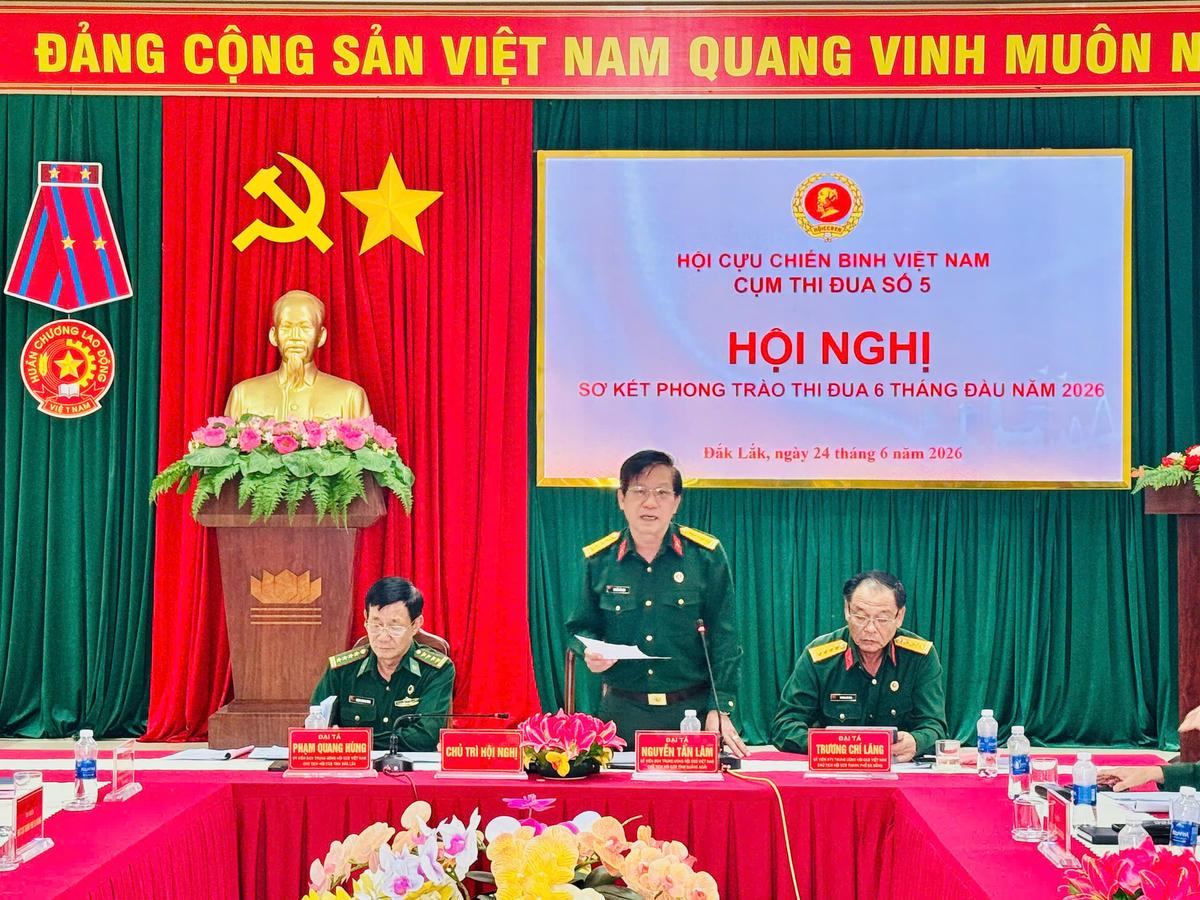 Đại tá Nguyễn Tấn Lâm, Ủy viên Ban Chấp hành Trung ương Hội CCB Việt Nam, Chủ tịch Hội CCB tỉnh Quảng Ngãi, Cụm trưởng Cụm thi đua số 5 phát biểu khai mạc. Ảnh: Thanh Nga.