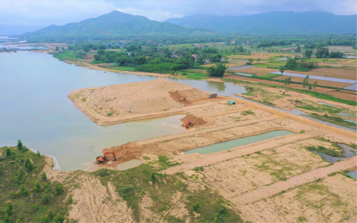 Một mỏ cát của Công ty TNHH xây dựng Hiếu Ngọc trên sông Côn. Ảnh: ĐS.