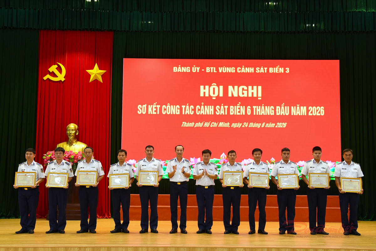 Trao giấy khen cho các tập thể, cá nhân đã hoàn thành xuất sắc các nhiệm vụ trong 6 tháng đầu năm. Ảnh: Mai Huấn.