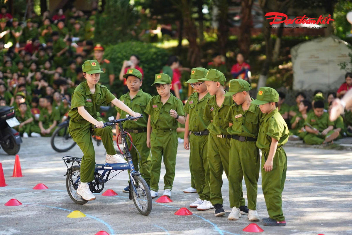 Không chỉ dừng lại ở nội dung lý thuyết, chương trình còn tổ chức các hoạt động thực hành lái xe đạp và xe gắn máy an toàn dưới sự hướng dẫn của cán bộ CSGT.