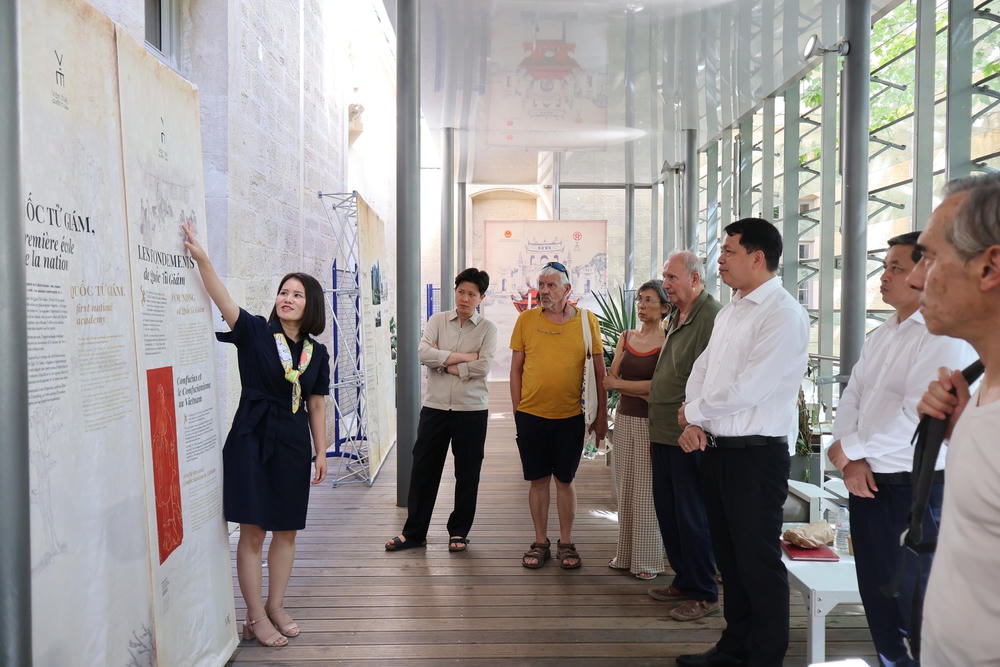 Các đại biểu đi tham quan triển lãm chuyên đề "Quốc Tử Giám - Trường Quốc học đầu tiên của Việt Nam (1076-2026)". Ảnh: VMQTG.