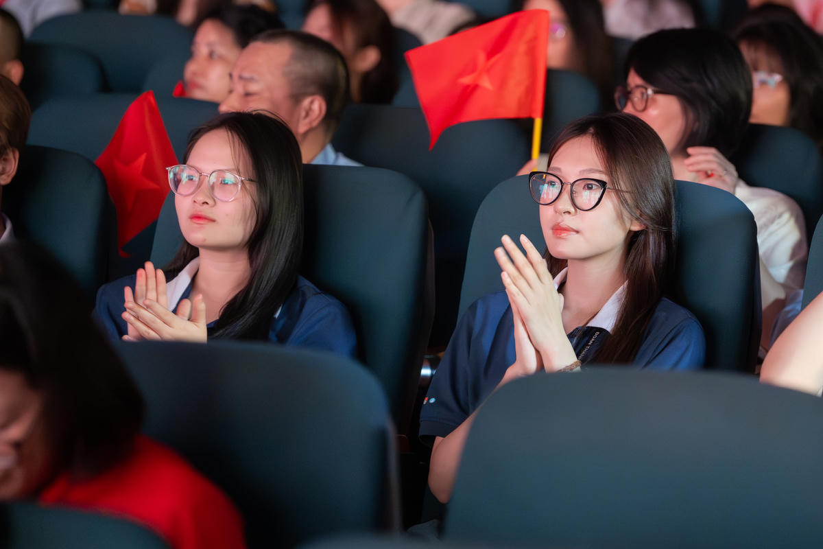 Nhiều sinh viên xúc động khi thưởng thức chương trình.