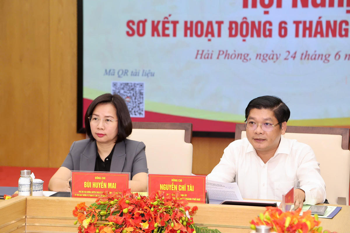 Lãnh đạo MTTQ TP Hà Nội và lãnh đạo MTTQ TP Huế điều hành hội nghị sơ kết hoạt động 6 tháng đầu năm 2026 của Cụm thi đua Ủy ban MTTQ Việt Nam các thành phố trực thuộc Trung ương. Ảnh: Việt Cường.