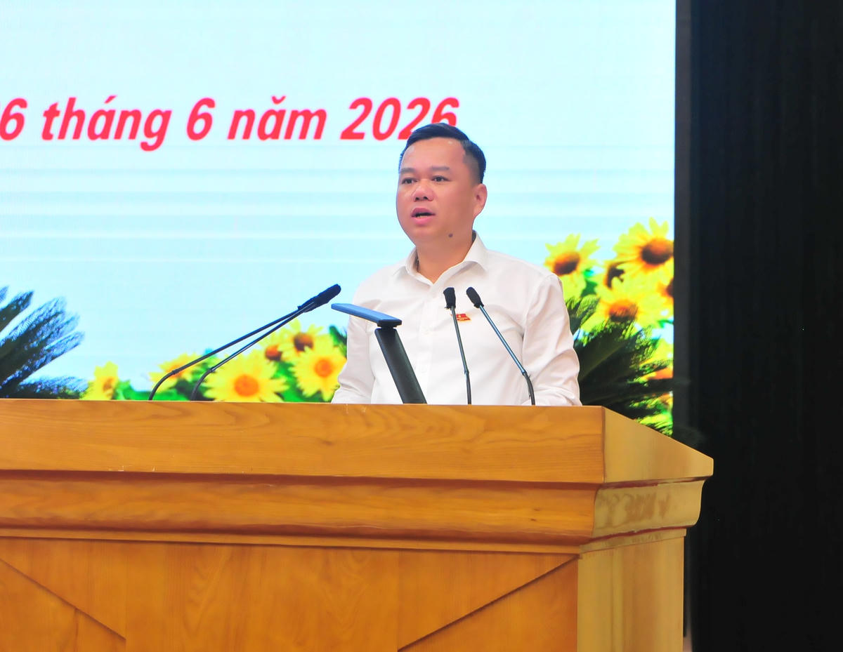 Ông Đỗ Hùng Đức, Phó Chủ tịch UBND tỉnh Tuyên Quang, Bí thư Đảng ủy, Chủ tịch HĐND phường Minh Xuân trình bày dự thảo Nghị quyết.