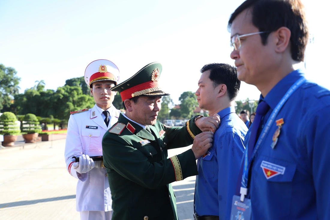 Thiếu tướng Phạm Văn Hiếu, Chính ủy Bộ Tư lệnh Lăng Chủ tịch Hồ Chí Minh trao tặng Huy hiệu Bác Hồ cho các thành viên Ban Bí thư Trung ương Đoàn. Ảnh: Đăng Hải