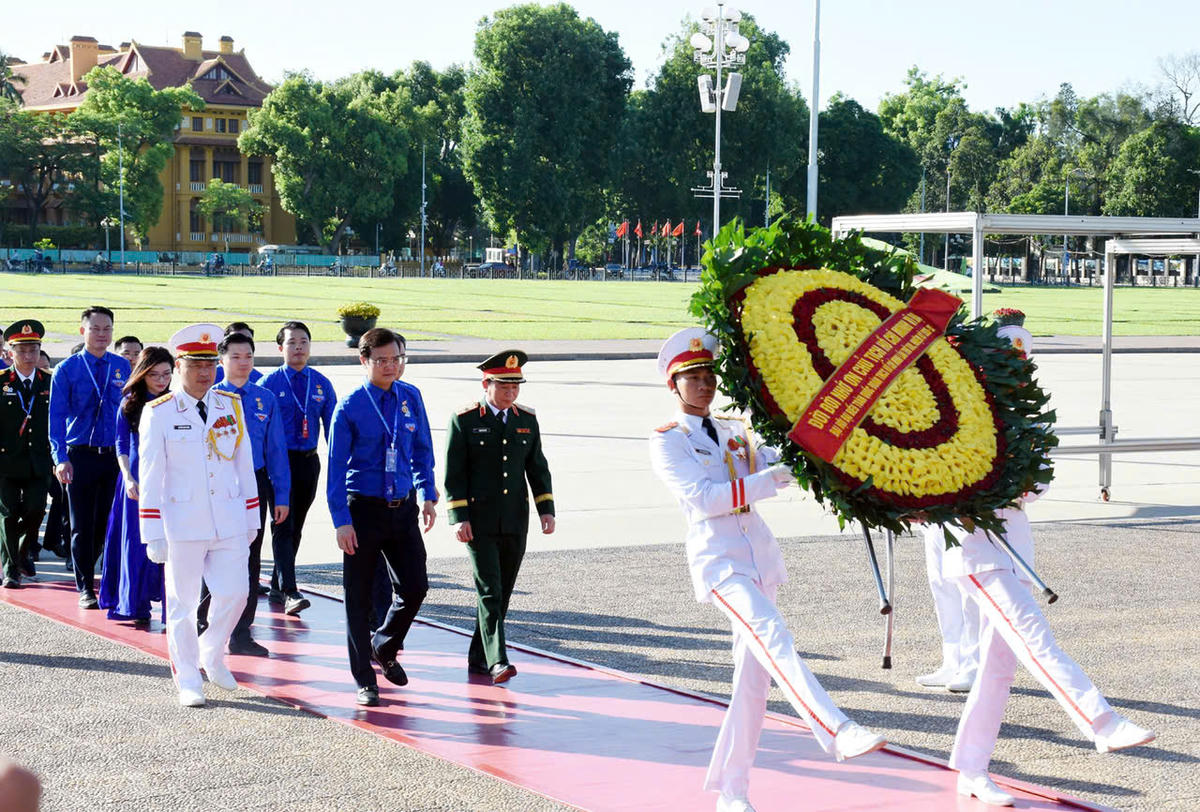 Ông Bùi Quang Huy, Ủy viên Trung ương Đảng, Phó Chủ tịch Ủy ban Trung ương MTTQ Việt Nam, Bí thư thứ nhất Trung ương Đoàn dẫn đầu đoàn đại biểu vào Lăng viếng Bác. Ảnh: PV