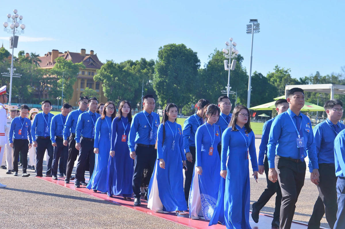 Các đại biểu vào Lăng viếng Chủ tịch Hồ Chí Minh. Ảnh: PV