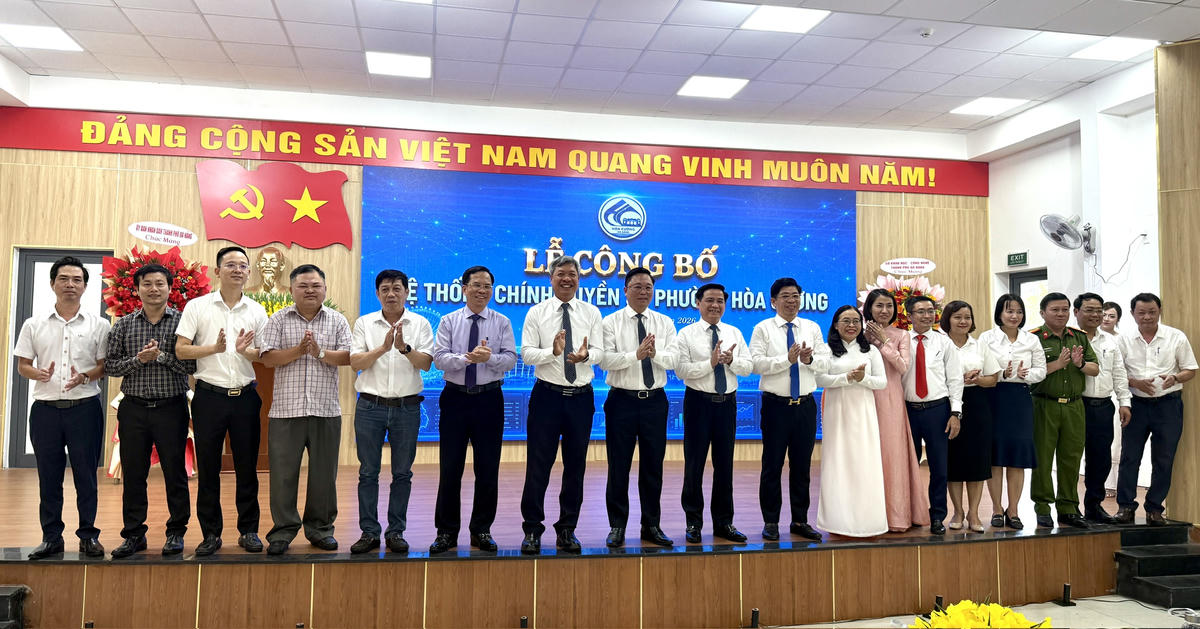 Các vị đại biểu chúc mừng Hệ thống Chính quyền số cấp phường đầu tiên trên cả nước. Ảnh: Nguyễn Tú.