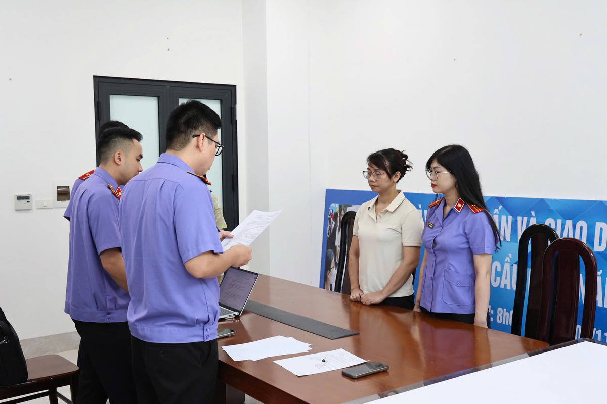Cơ quan điều tra VKSND tối cao thi hành lệnh bắt Lê Thị Hồng Nhung.