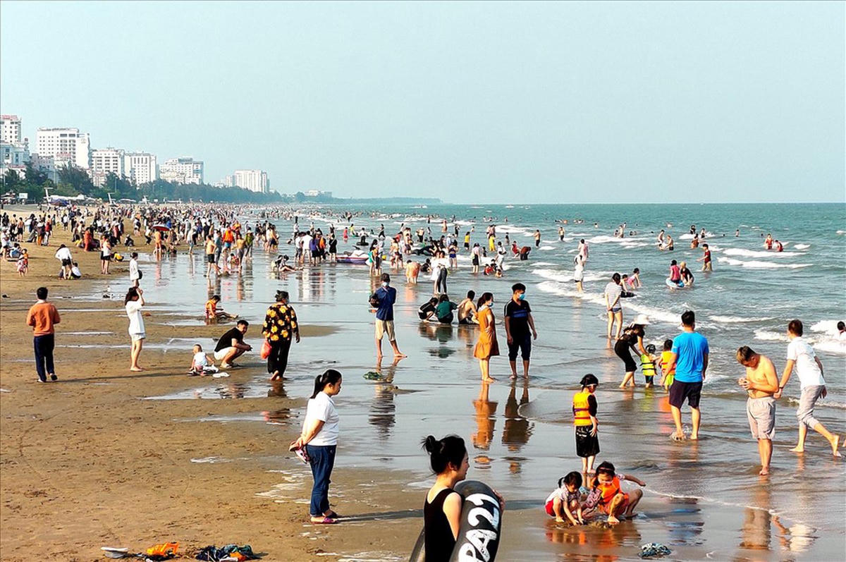 Mùa du lịch năm 2026, Sầm Sơn đang thu hút lượng lớn du khách về tham quan, nghỉ dưỡng.