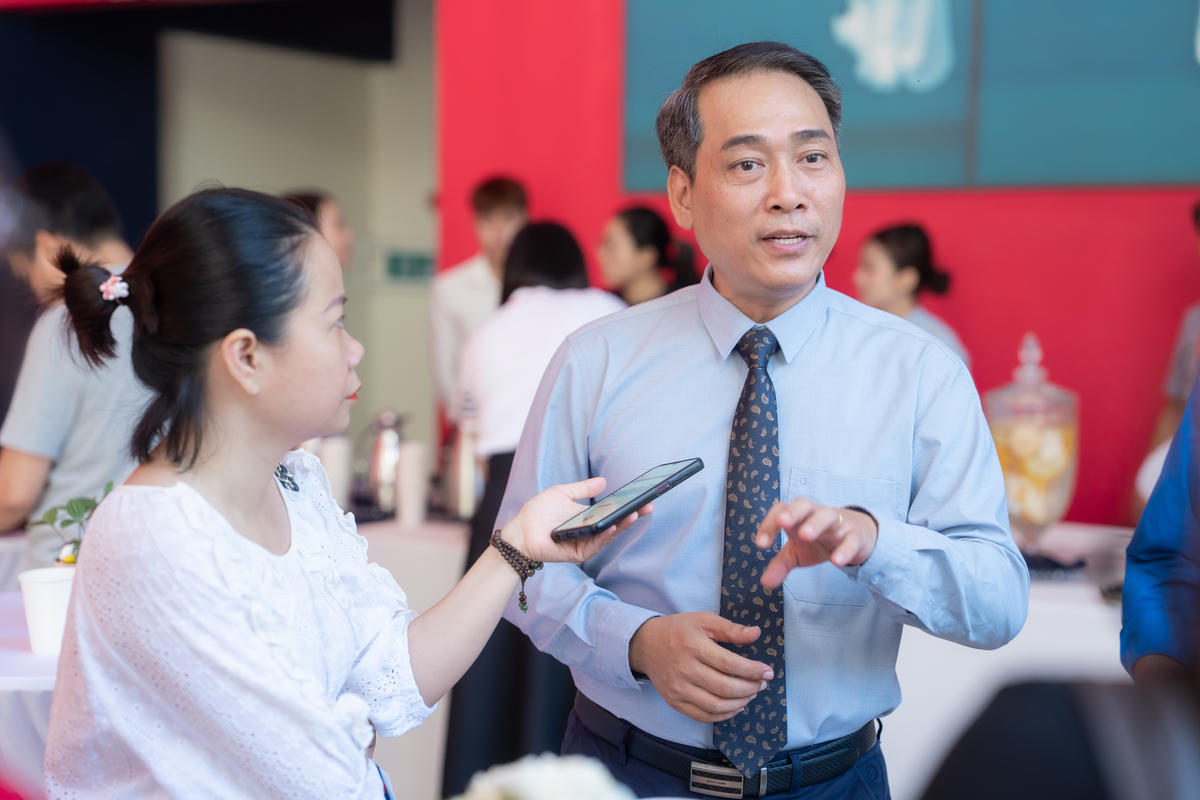NSƯT Kiều Minh Hiếu - Giám đốc Nhà hát Kịch Việt Nam trao đổi với báo chí bên lề sự kiện.
