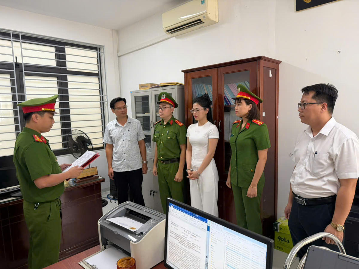 Lực lượng Công an TP Đà Nẵng đọc quyết định bắt  Phạm Thị Mỹ Tuyết. Ảnh: CA Đà Nẵng.