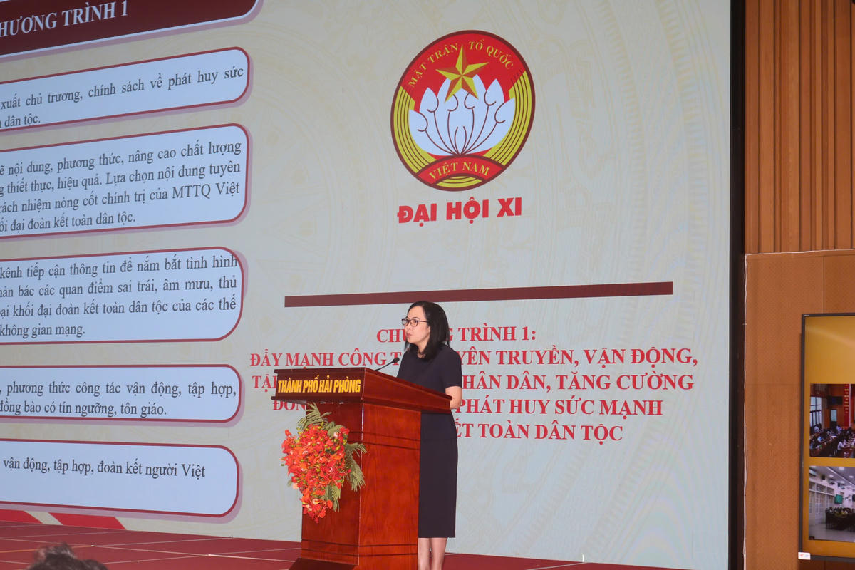 Bà Vũ Thị Giáng Hương, Phó Trưởng ban Thường trực Ban Tuyên giáo UBTƯ MTTQ Việt Nam báo cáo chuyên đề chung tại hội nghị. Ảnh: PT.